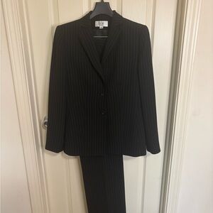 Le Suit Black Blazer and Pant Suit Classic pinstripe